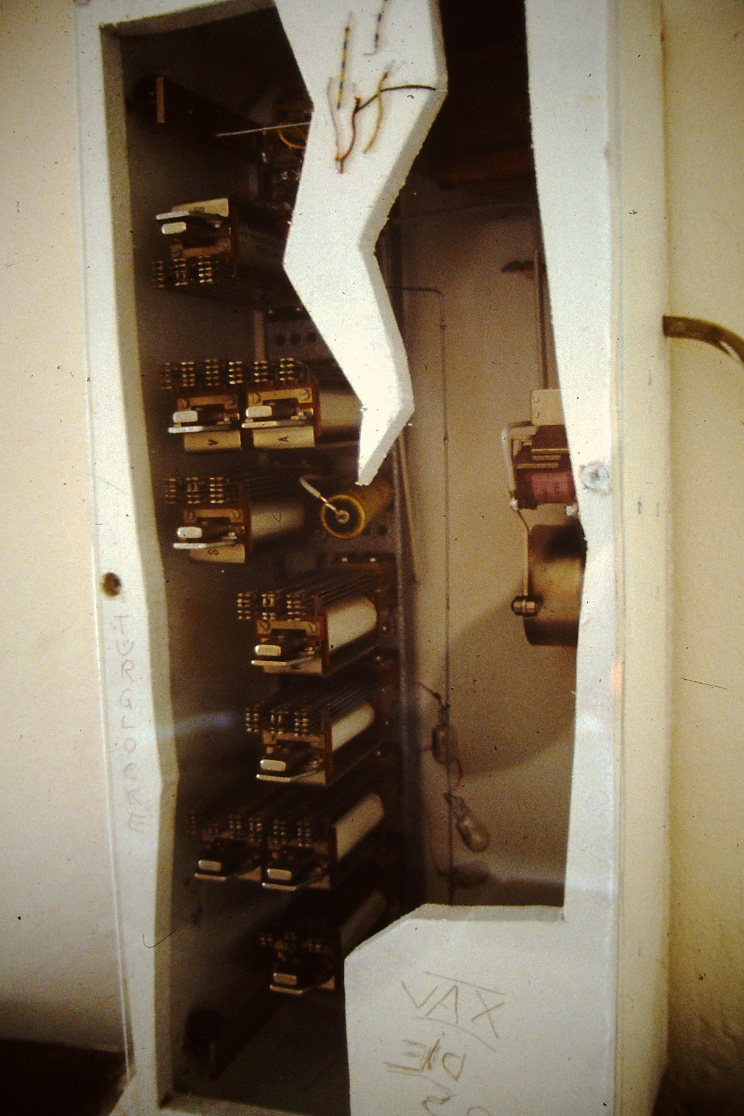 0.about:timeline:1985:tuer2glocke85.jpg