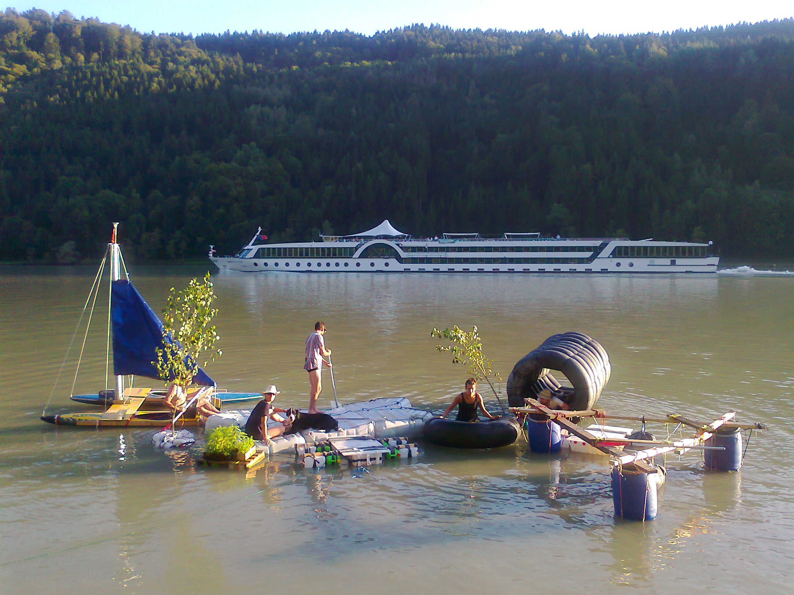 0.about:timeline:2011:20110908-floating-village:foto0123.jpg