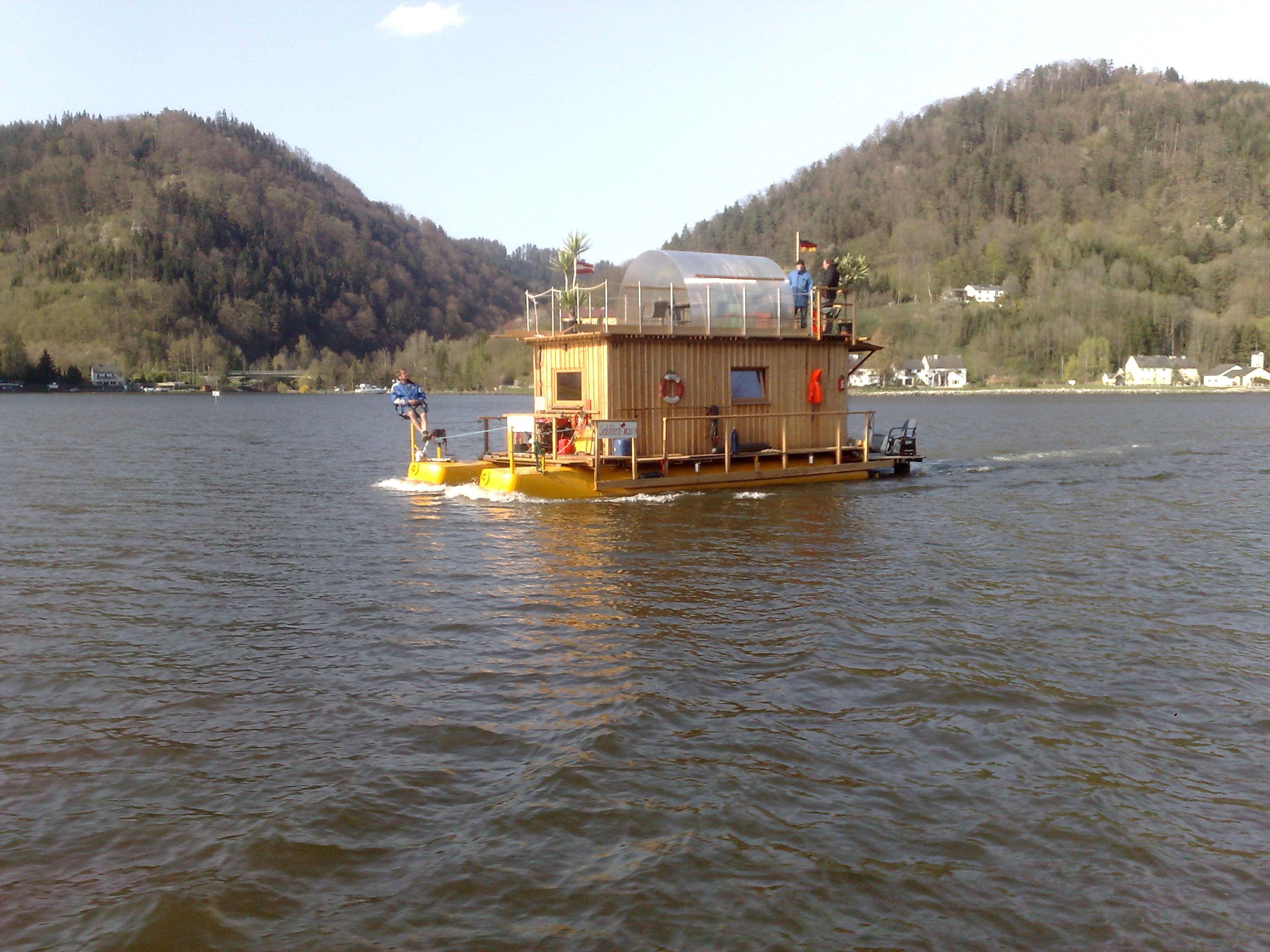 timeline:2012:2012-backup-bilder-olivia:20120214:floating-village:robert-versorgerin1.jpg