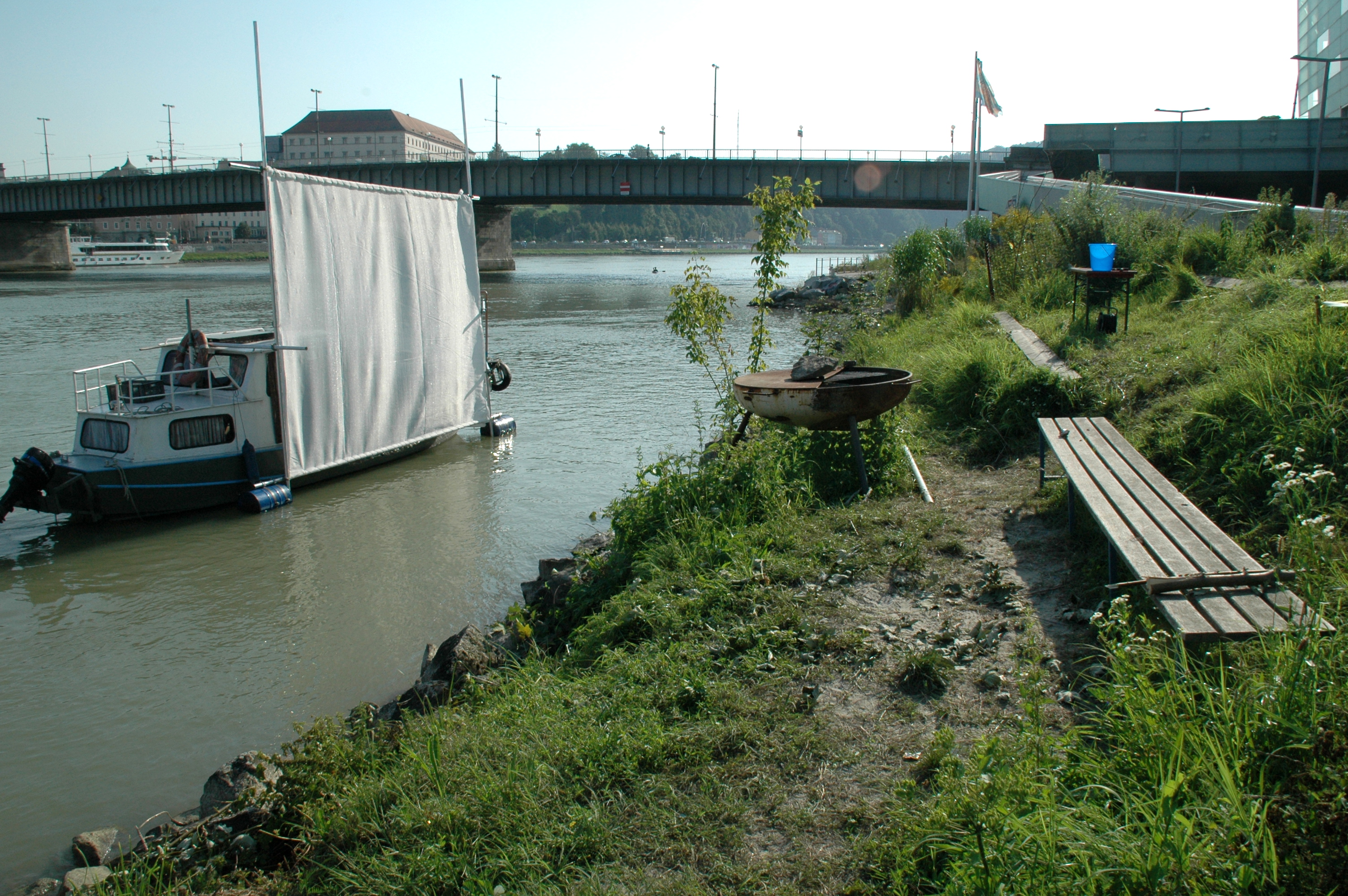 timeline:2014:projekte:ausstellung-floating-village:feigl-leinwand-2.jpg